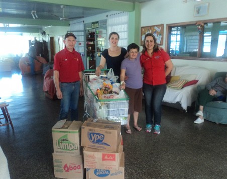 Entrega dos alimentos arrecadados na revisão gratuita AutoRede 2014